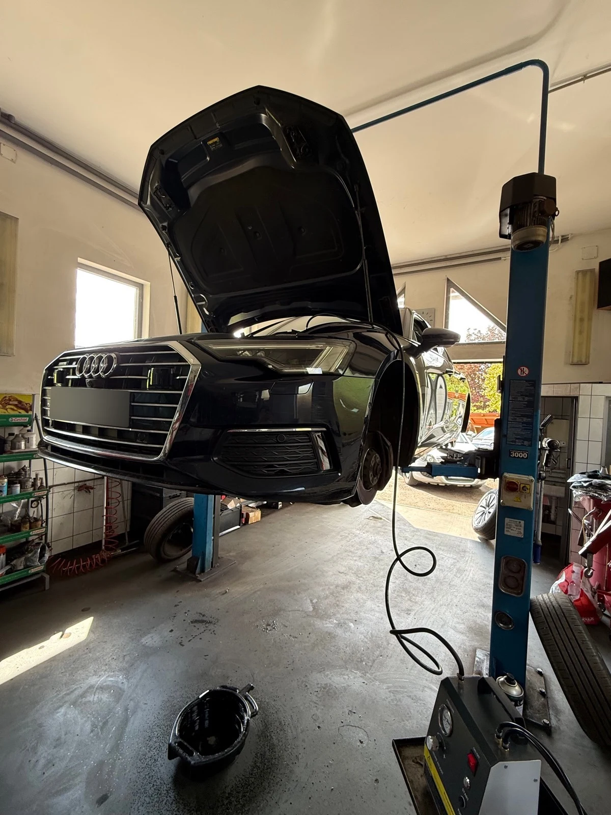 Audi emelőn, leszerelt első kerékkel a Kohán Service műhelyében