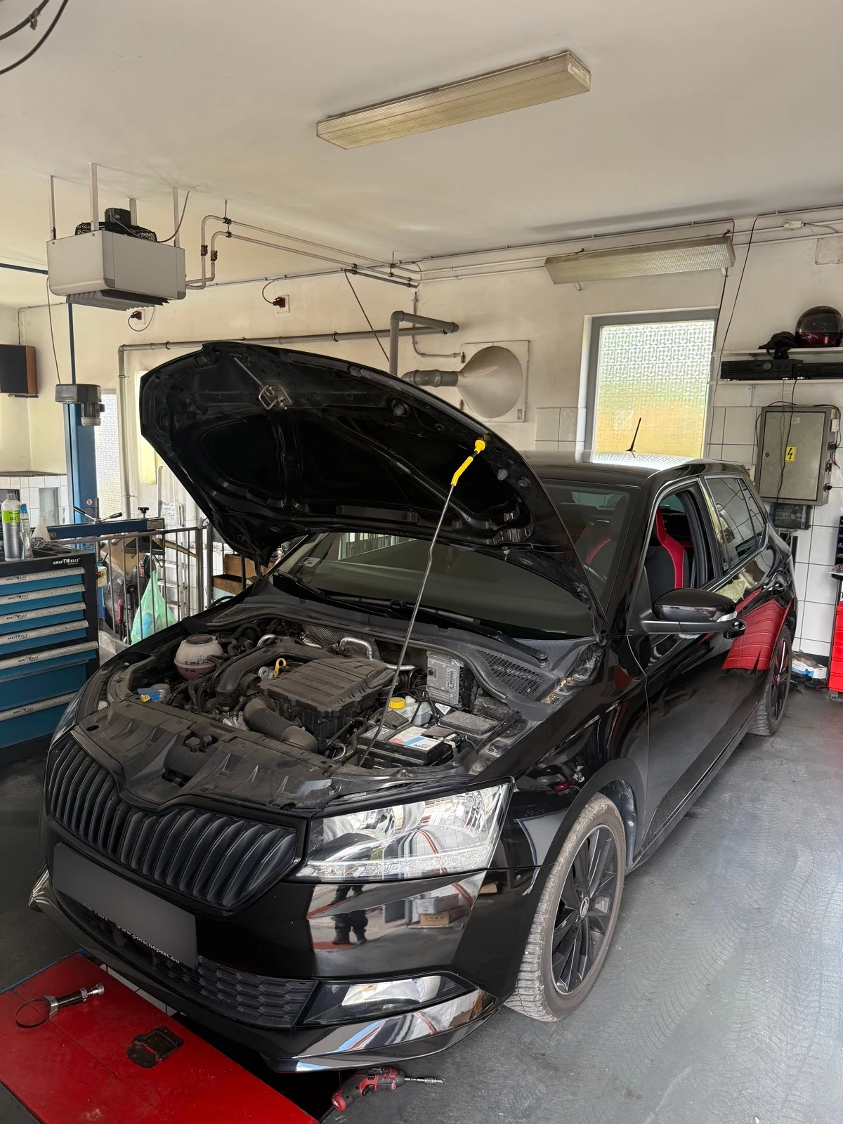 Škoda nyitott motorháztetővel a Kohán Service budakeszi műhelyében