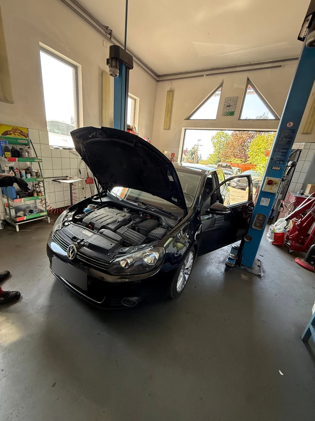 Volkswagen nyitott motorháztetővel a Kohán Service műhelyében