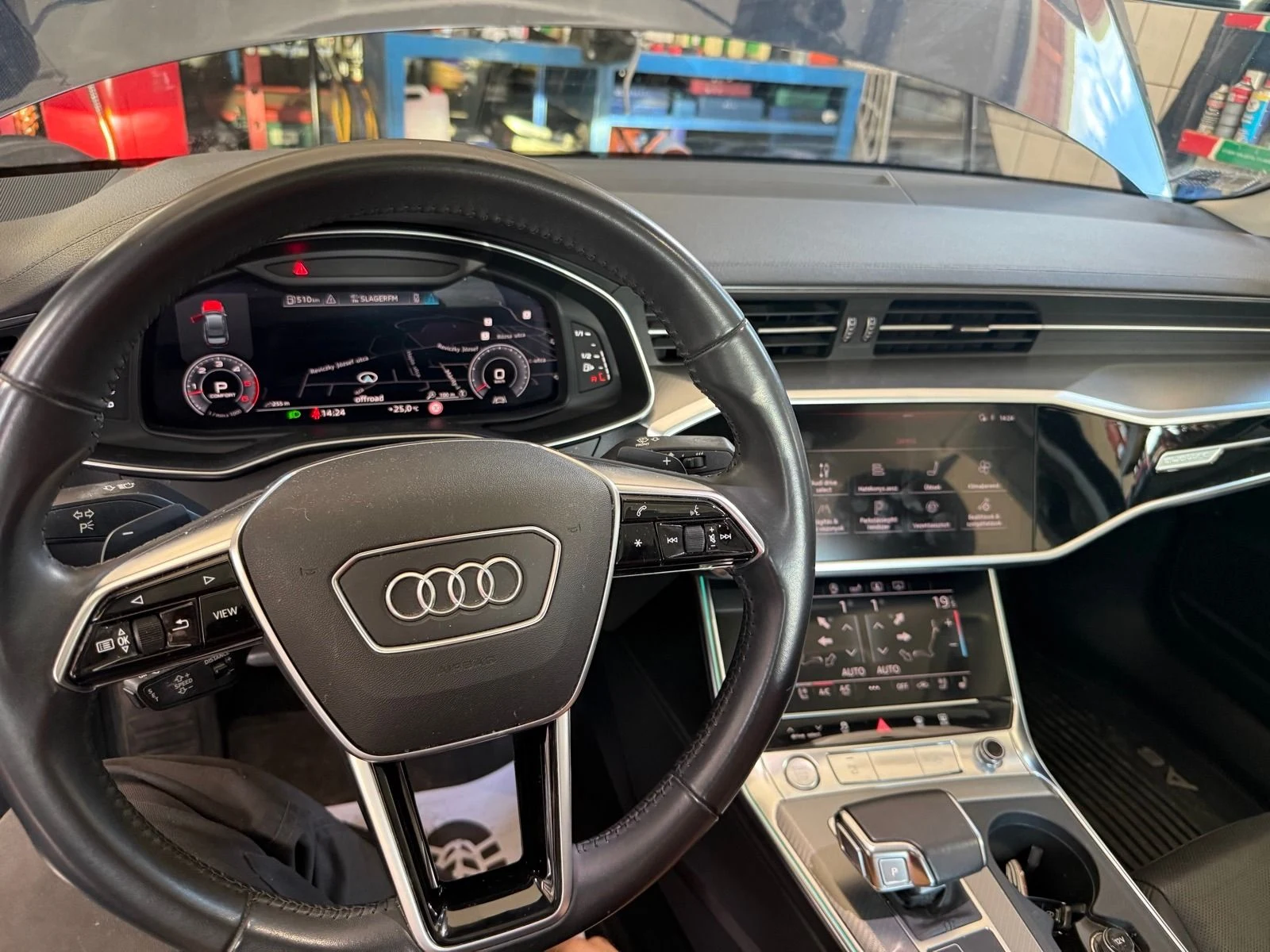 Audi műszerfala és középkonzolja a műhelyben.