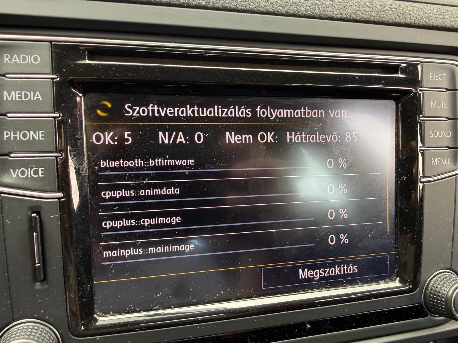 Szoftverfrissítés egy Volkswagen infotainment-kijelzőjén.