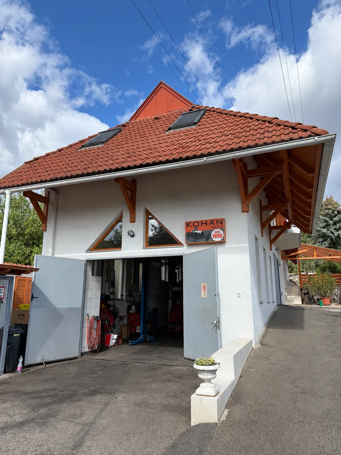 A Kohán Service épülete a nyitott műhelybejárattal és a Kohán táblával