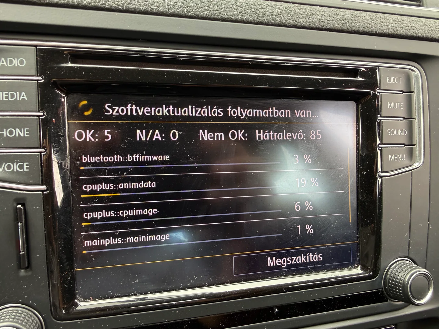 Volkswagen fejegységének szoftverfrissítése a műhelyben