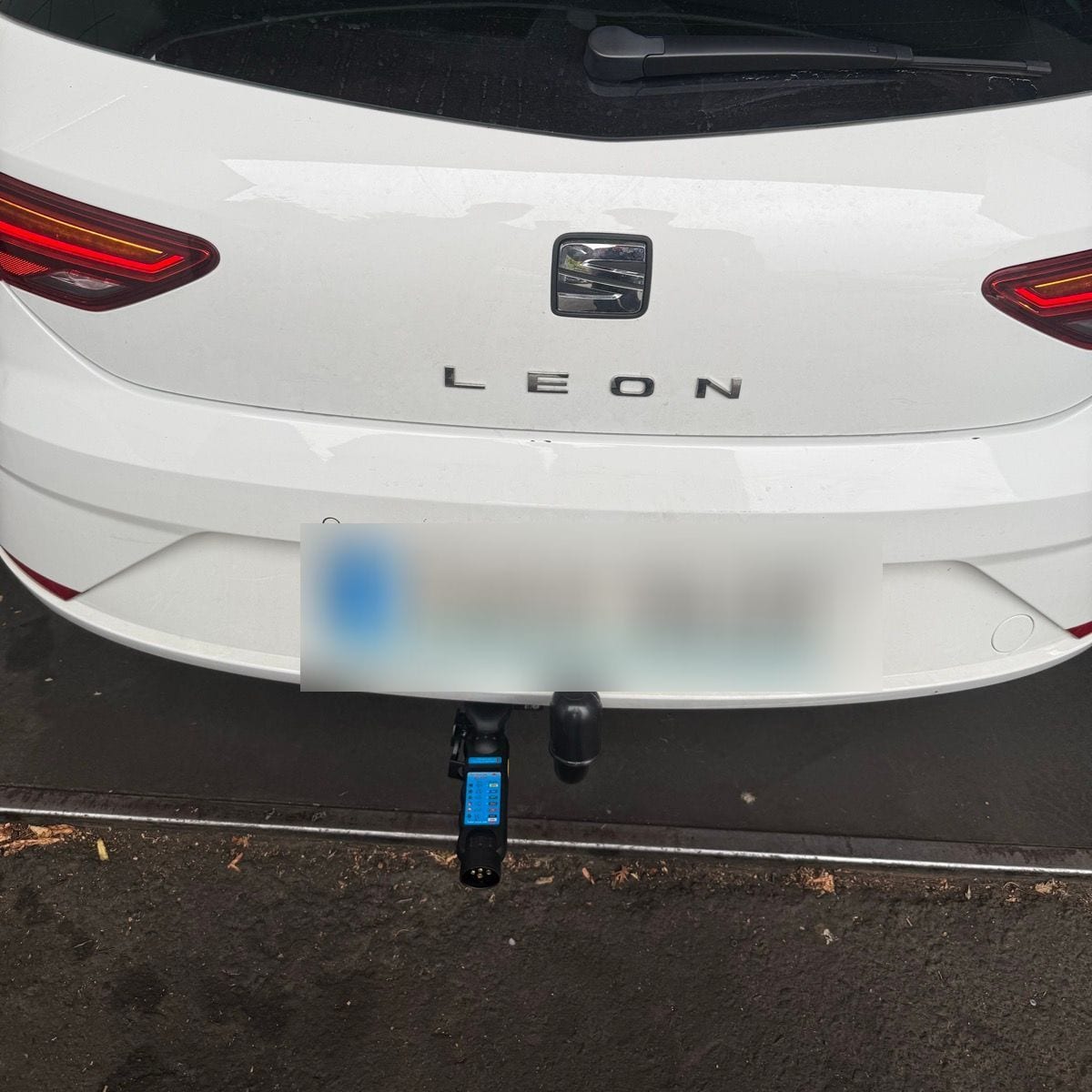 Felszerelt levehető vonóhorog egy SEAT Leon hátulján a Kohán Service műhelyében