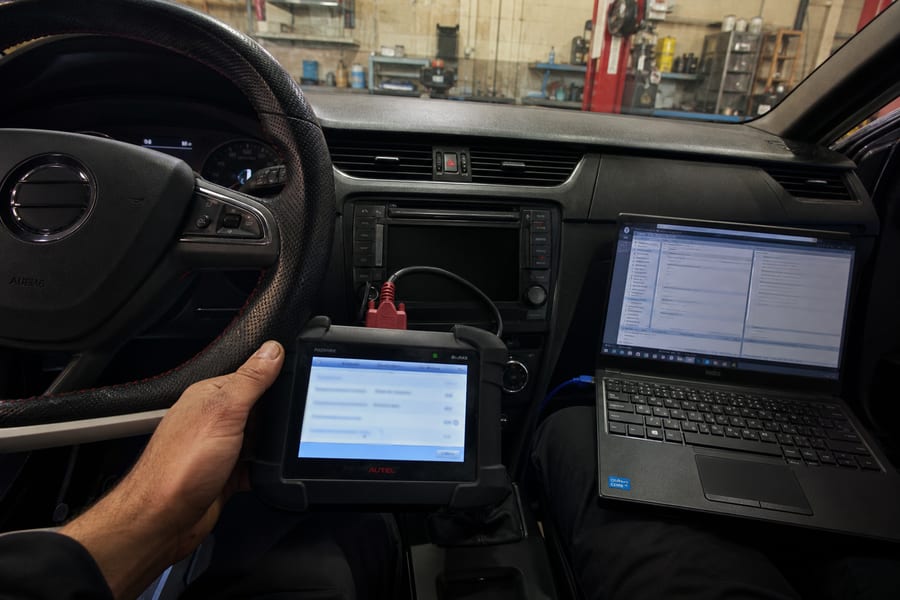 Gyári szintű VW Csoport diagnosztika csatlakoztatva az autóhoz